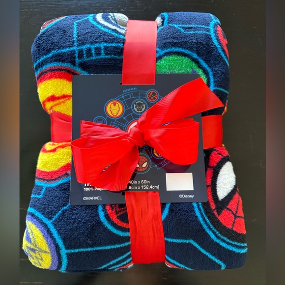 BRAND NEW! Disney Cruise Line Marvel Day at Sea 40x60 Fleece Throw - Picture 2 of 2